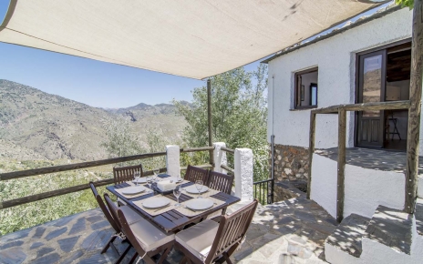 Outdoor meals by kitchen